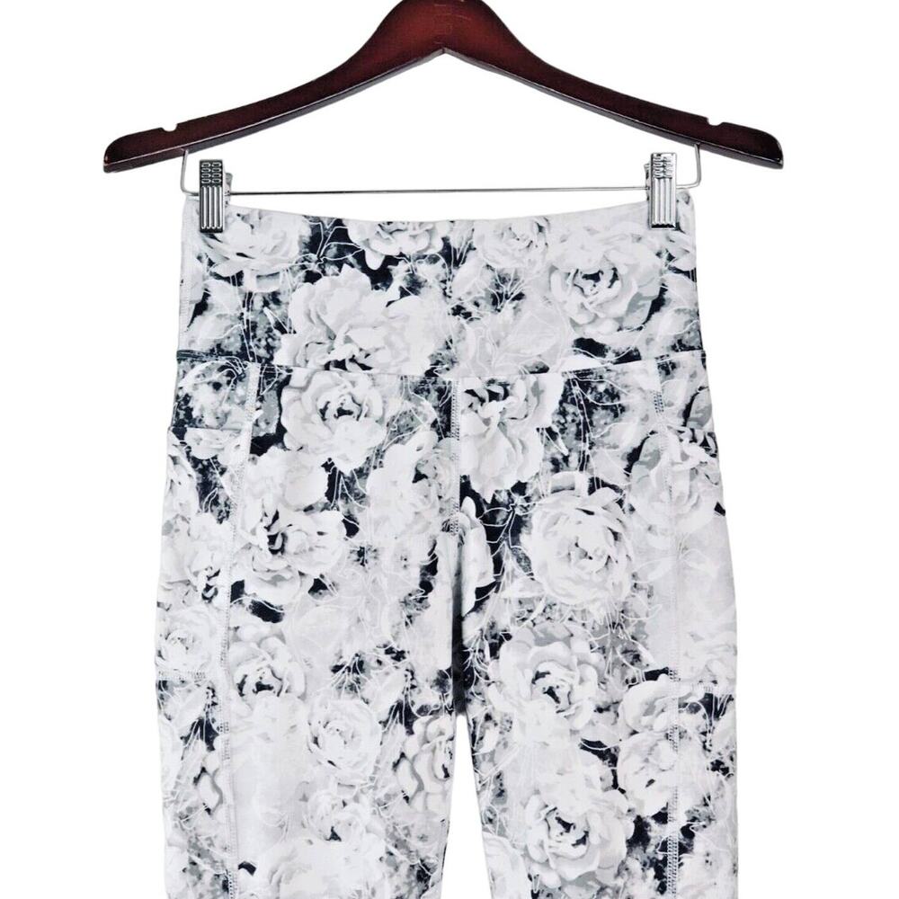 Marika Size M High Rise Crop Leggings Stone Floral Gray MLC0844A - Picture 2 of 8